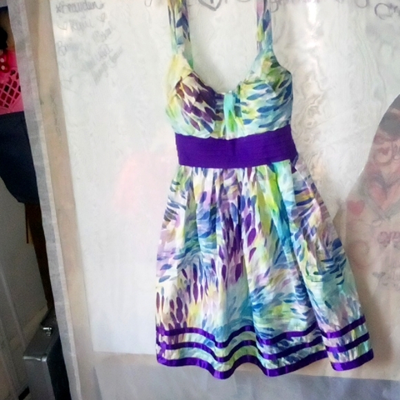 Beautiful floral mini dress - Picture 7 of 13